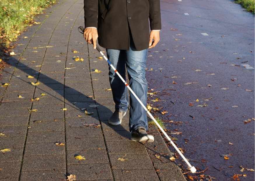 Persona con ceguera caminando por la calle